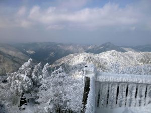 鐘掛岩のテラスにて、眼下に広がる絶景を堪能。