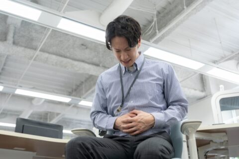 胃痛の男性